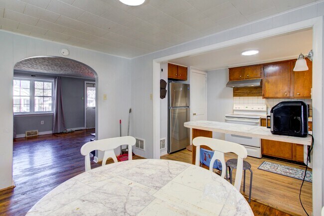 Building Photo - 824 Wabank St