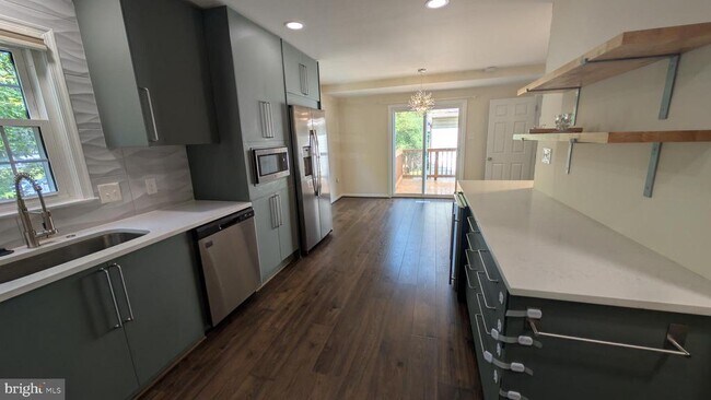 Building Photo - 5813 Shana Pl