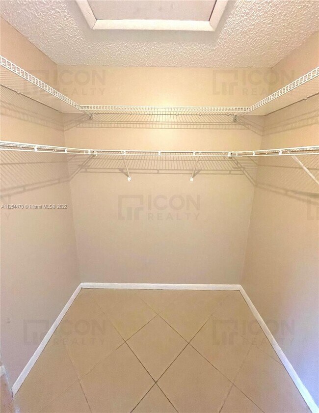 Building Photo - 8135 Southgate Blvd