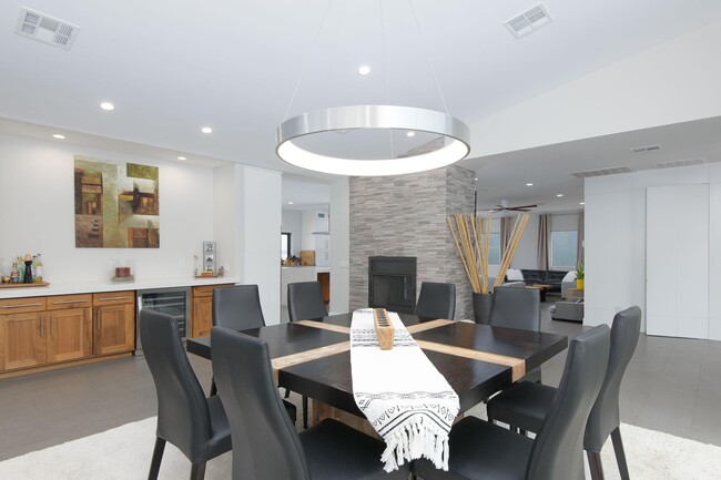 Building Photo - 2423 E Lincoln Cir