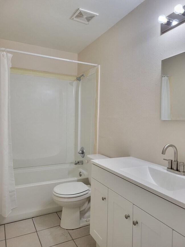 Building Photo - Renovated Two-Bedroom Apartment near Lake Howard