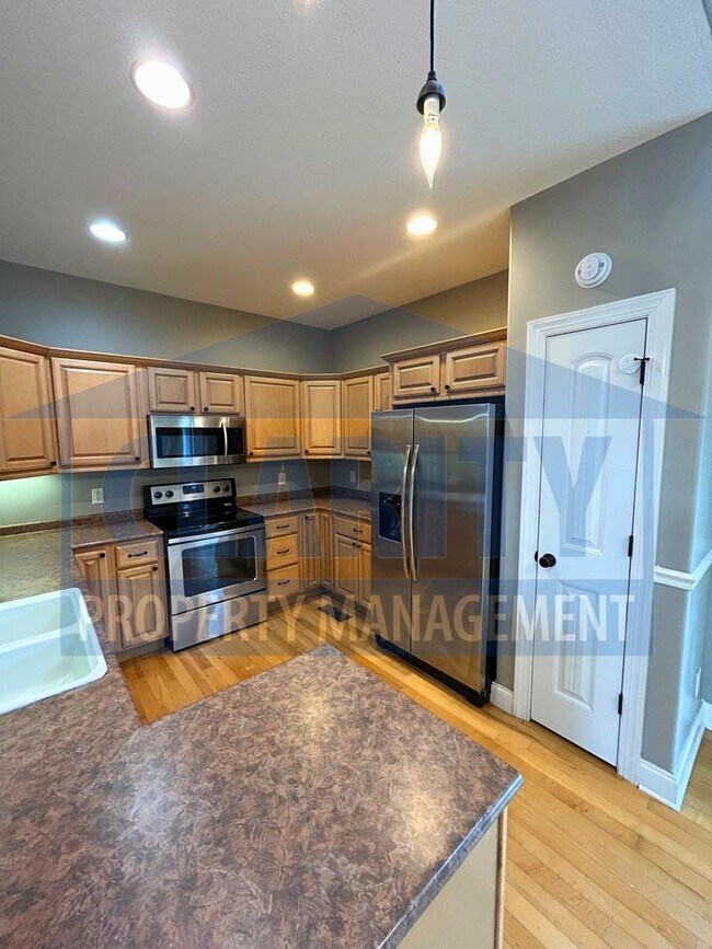 Building Photo - 3131 Pin Oaks Cir NE