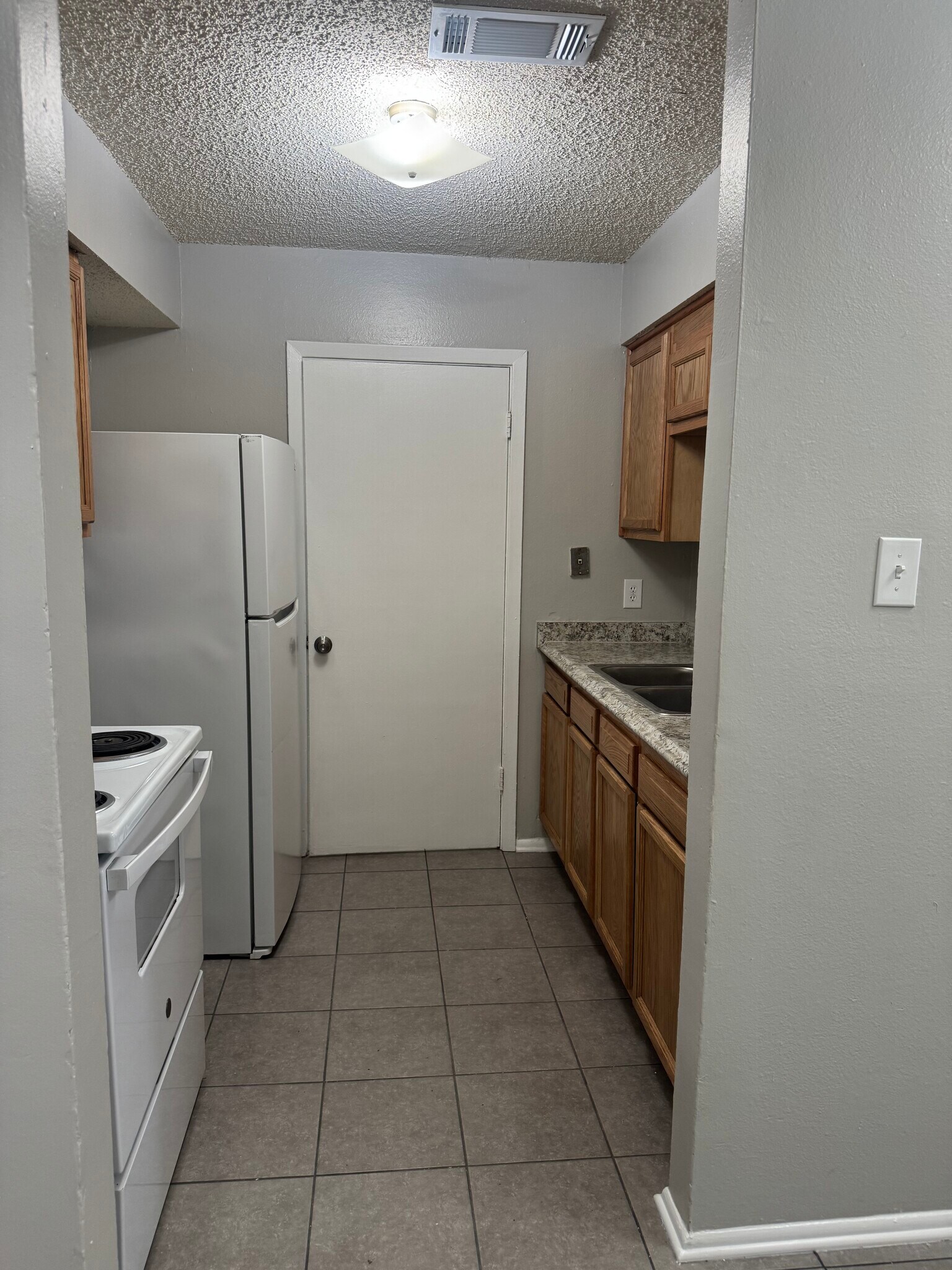 Building Photo - 708 24th St