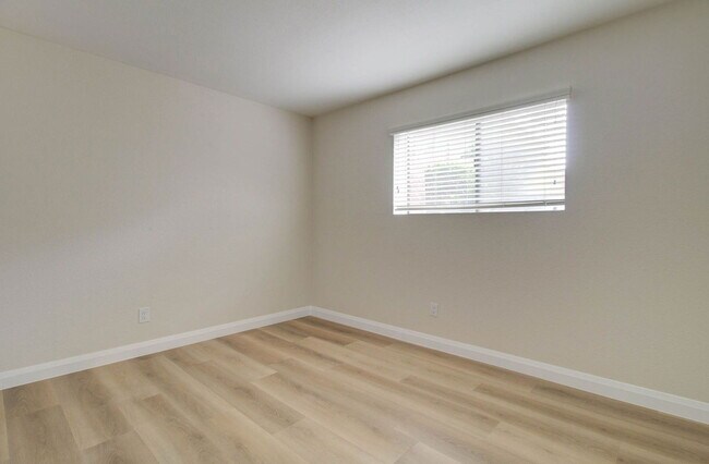 Building Photo - 4704 E Paradise Village Pkwy N