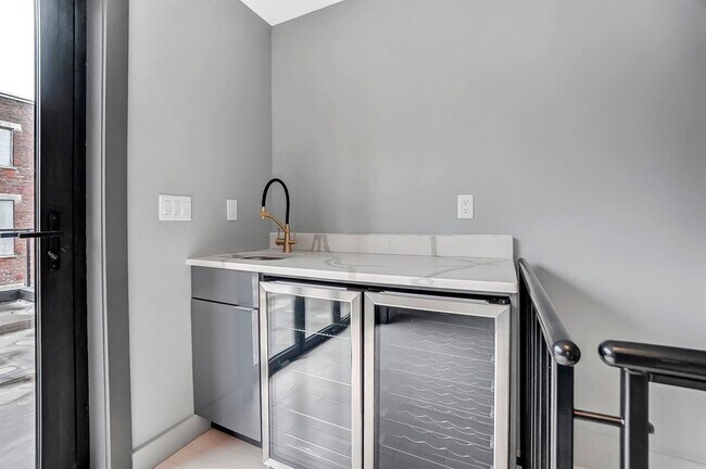 Building Photo - 1534 Republic St