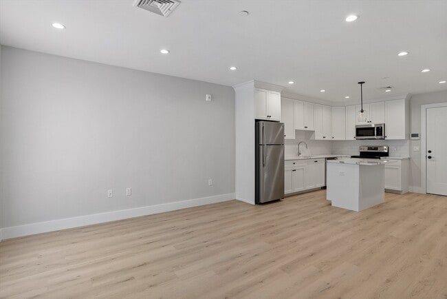 Building Photo - 186 Bedford St