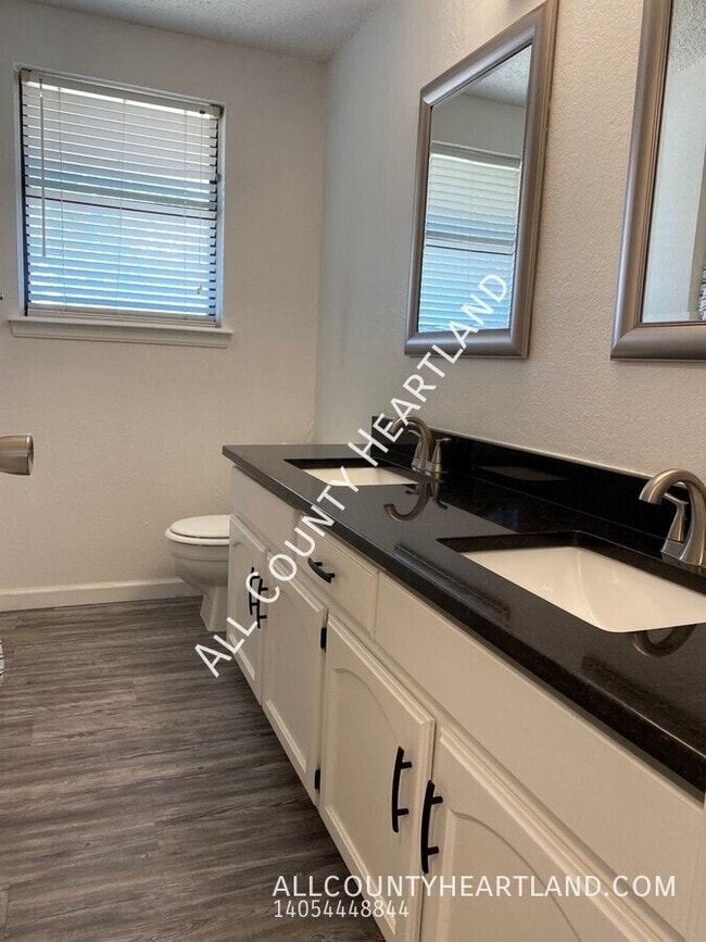 Building Photo - 1809 SE 12th St