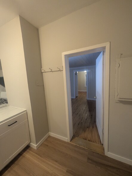 Building Photo - 604 Adams St NE