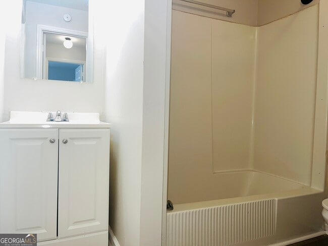 Building Photo - 17 Curran Ave