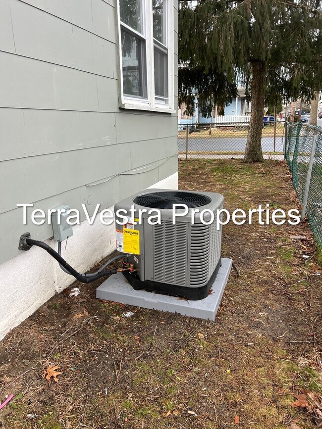 Building Photo - 601 E Mulberry St