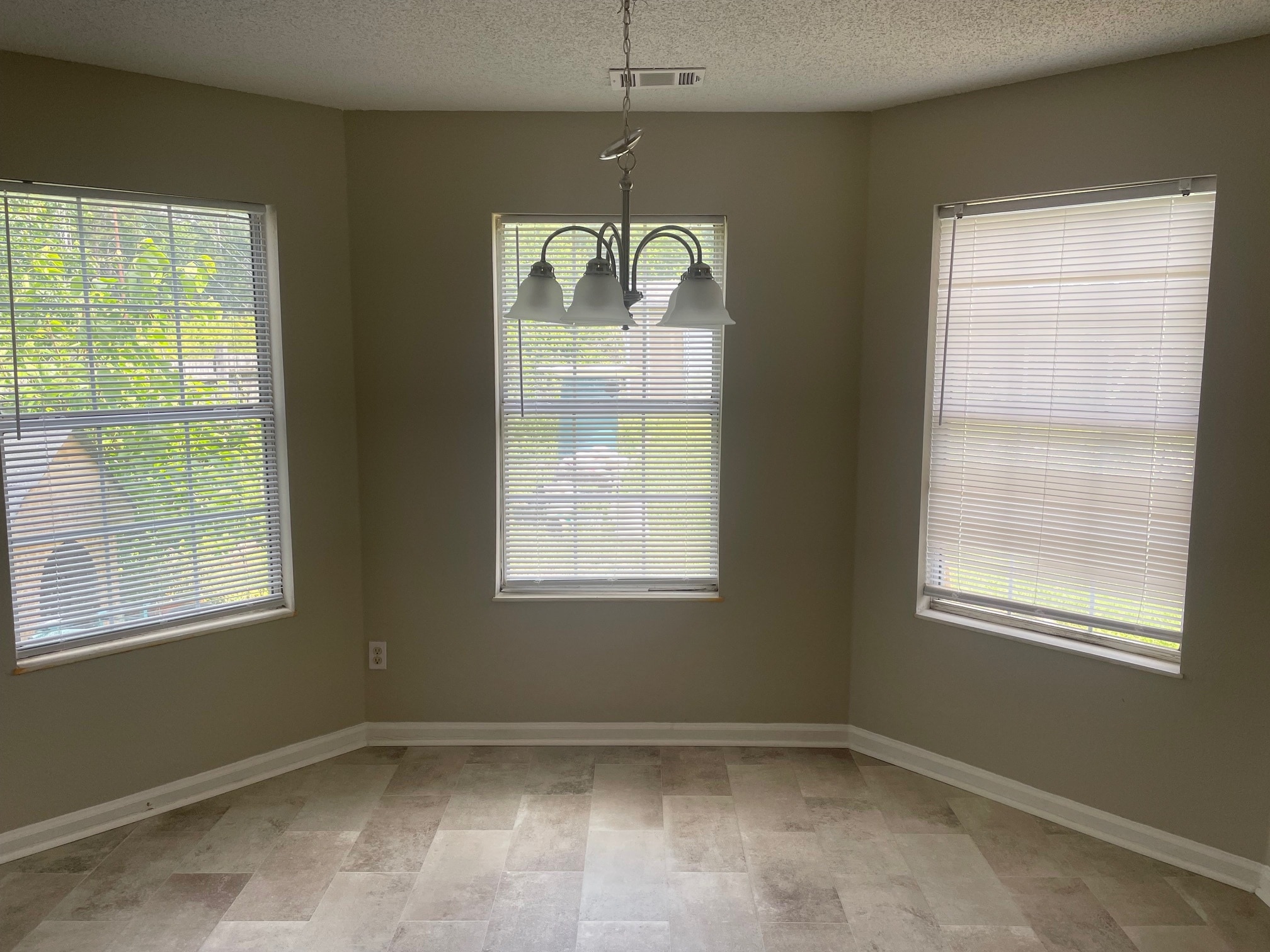 Building Photo - 6350 Klondike River Rd