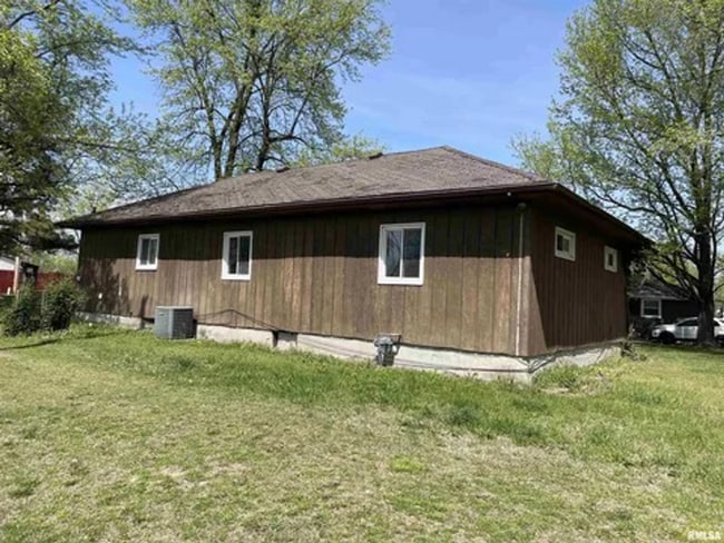 Building Photo - Great Location! $1,500 Down / $690 Month