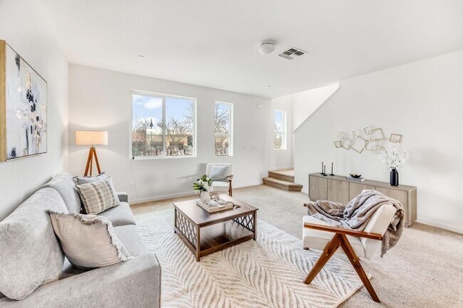 Building Photo - Spacious 3-Story Home in Rancho Cordova