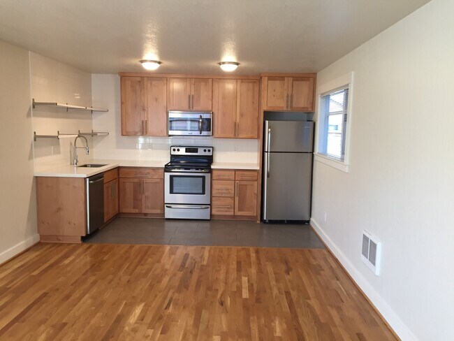 Building Photo - Remodel Spacious Living-Nook-Private Porch...