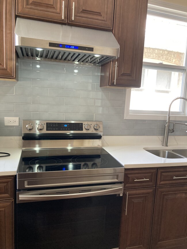 Building Photo - 4830 N Tripp Ave