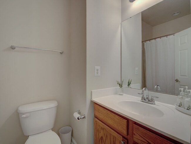 Building Photo - Lovely TH Available Now in Bowie! HCVP Warmly Welcomed.