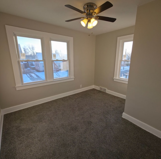 Building Photo - Single Family Home 3 beds 2 bath Available Now!