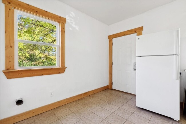 Building Photo - 112-114 Rockwood Ave - 114