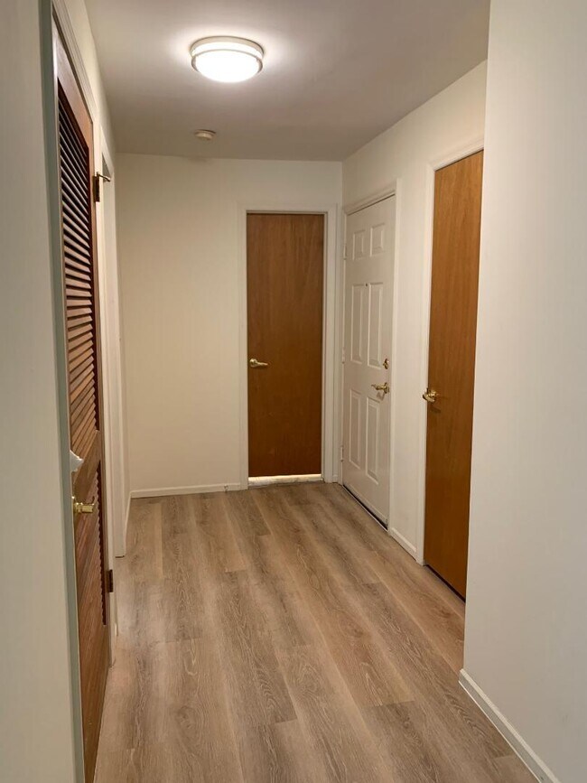 Building Photo - 205 Ramapo Rd