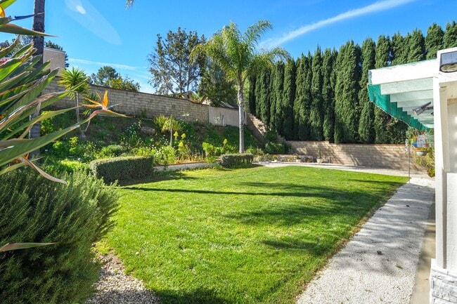 Building Photo - Wonderful Single Story Home with Great Yard in Santa Clarita!