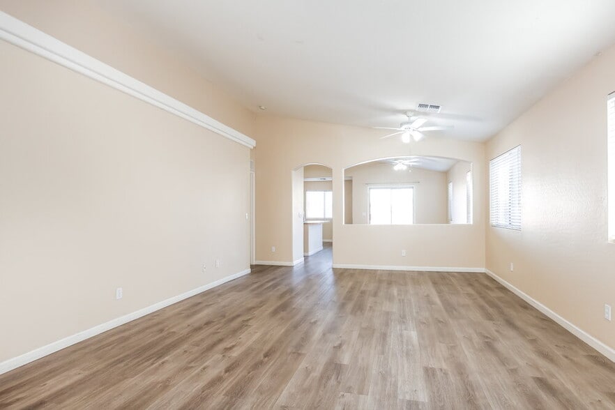 Building Photo - 5509 S 34th Ave