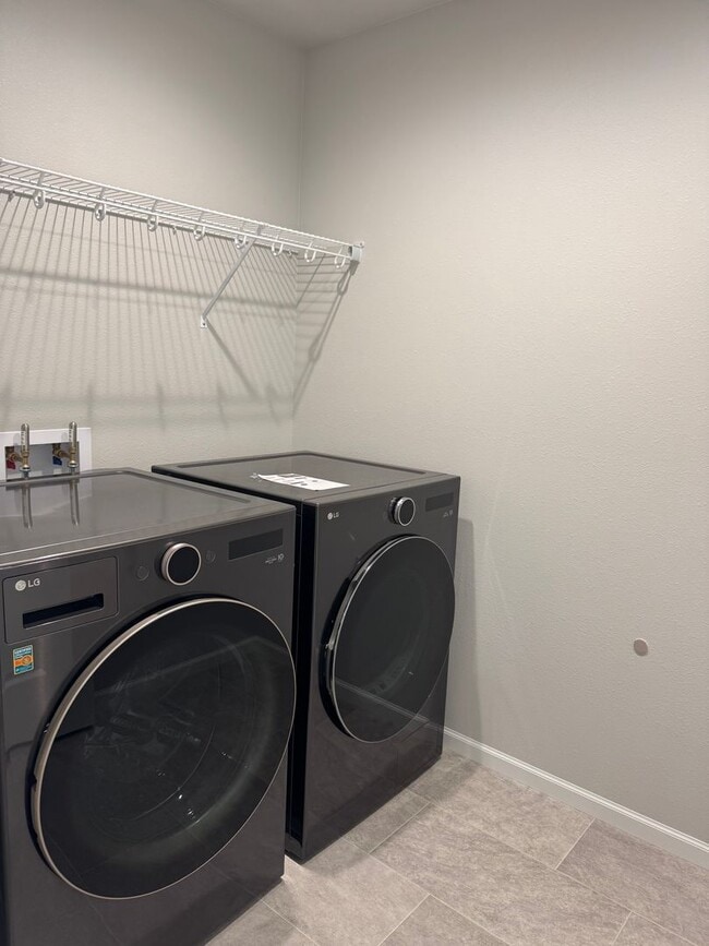 Building Photo - Modern 3-Bed Twinhome with Garage & Yard –...