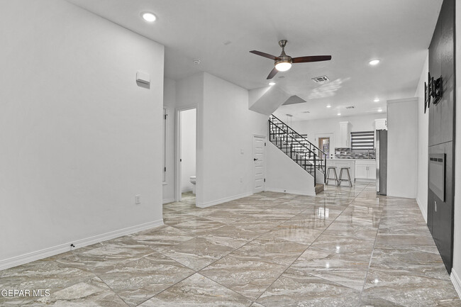 Building Photo - 6315 Escondido Dr