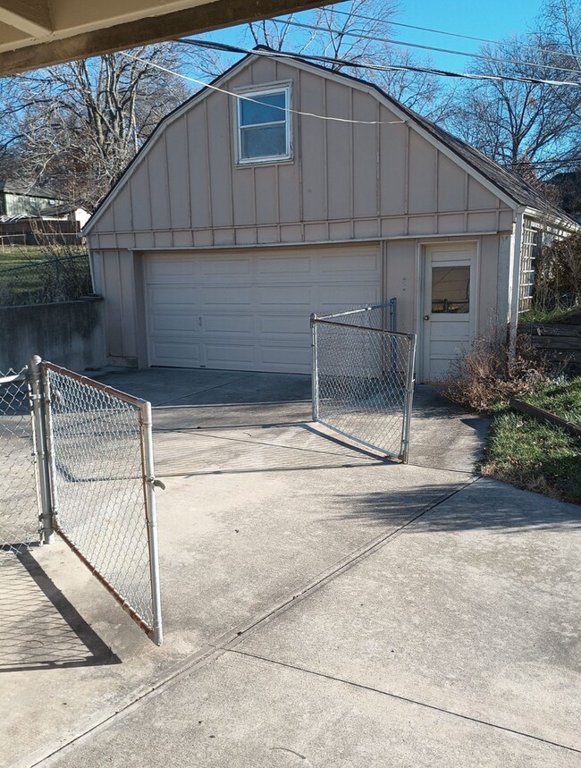 Building Photo - Beautifully Updated Home in KCMO!