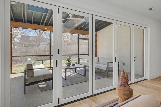 Building Photo - Stunning 5BR/3.5BA historic home located near Hillsboro Village!