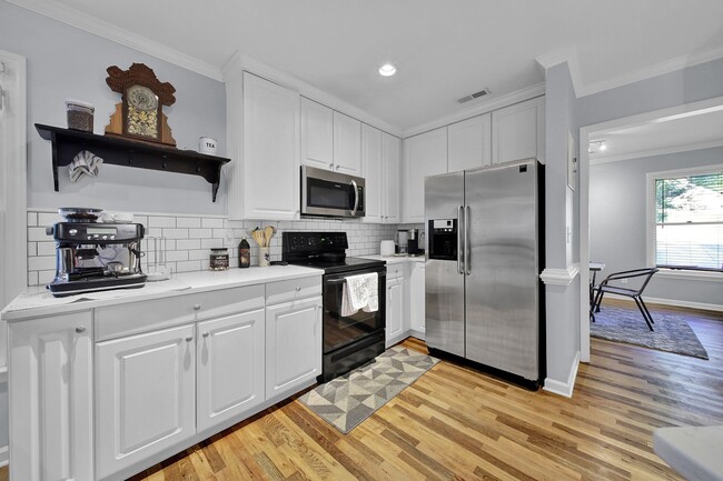 Building Photo - Spacious 4 Bed 2.5 bath Home in Davis Lake...