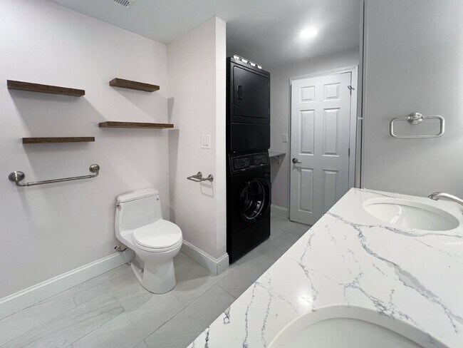 Building Photo - Gorgeous and newly renovated townhouse-sty...
