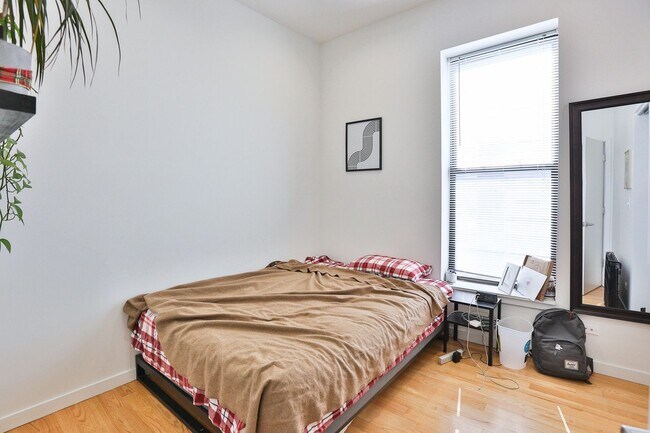 Building Photo - Video Tour- Great 3 Bedroom, 1 Bath Apartment. Located in Wicker Park/Bucktown near the Division ...