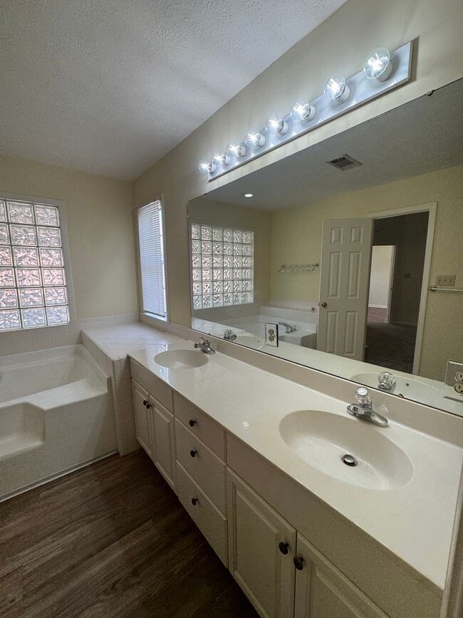 Building Photo - End of Cul-de-sac home