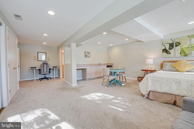 Building Photo - 9420 Lakeside Dr