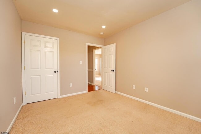 Building Photo - 558 London Ct