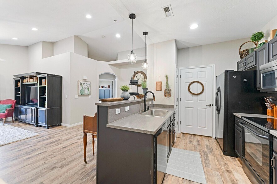 Building Photo - 1546 W 110 N