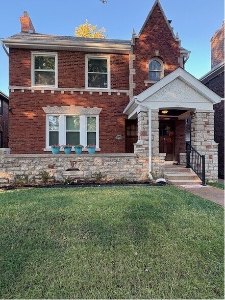 Charming 2BR Upstairs Apartment with Sunroom, Parking and Vintage Details - 7141 Tulane Ave