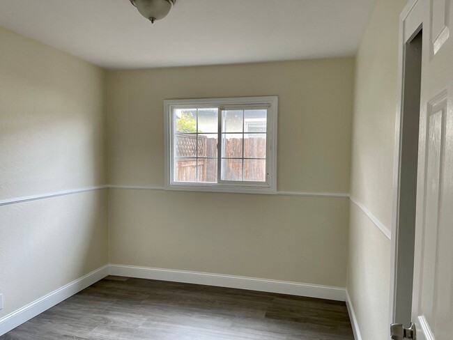 Building Photo - Petaluma: Single Level Home With Updated F...