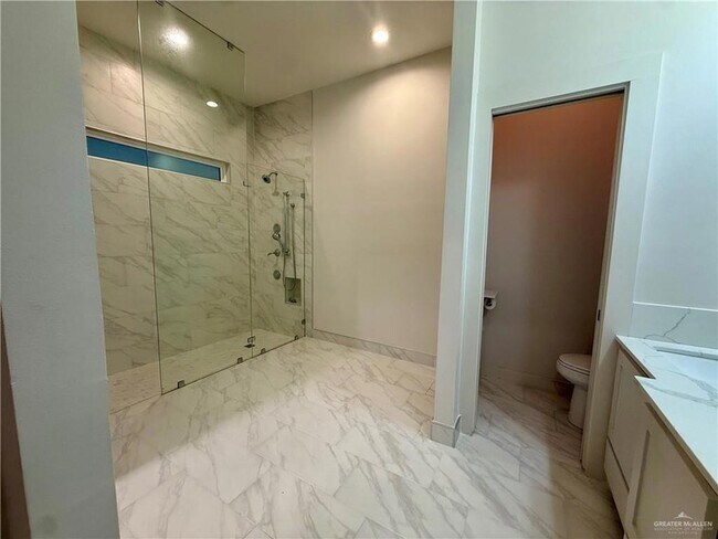 Building Photo - 3403 Lago Washington