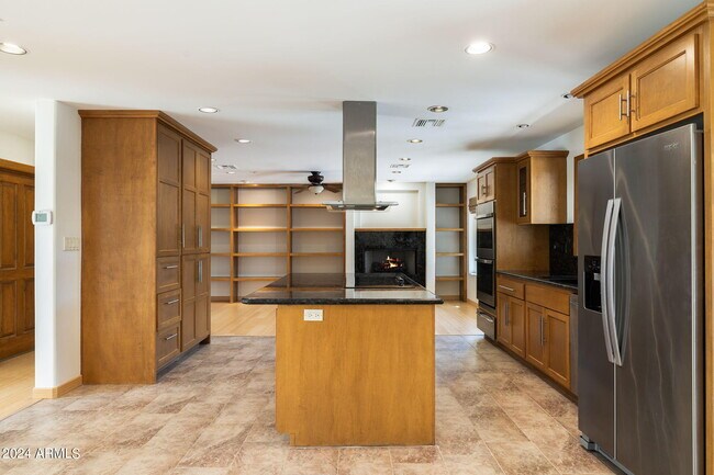 Building Photo - 8643 E Sandalwood Dr