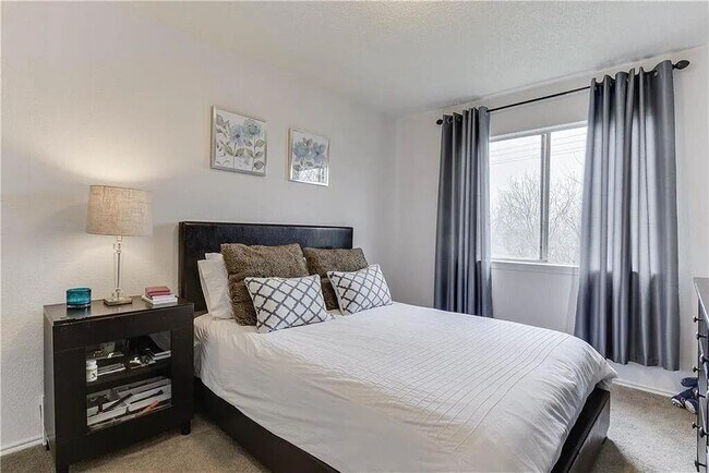Building Photo - 6900 Hyland Cir