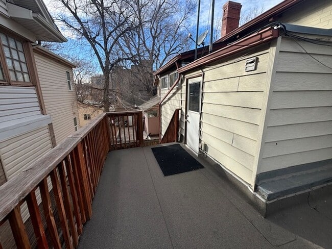 Building Photo - Beautiful Top-Floor 1Bd/1Ba Apartment with City Park Views