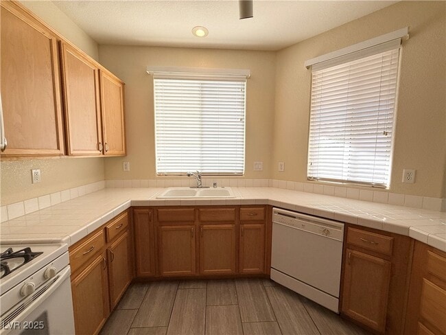 Building Photo - 9289 Mandeville Bay Ave