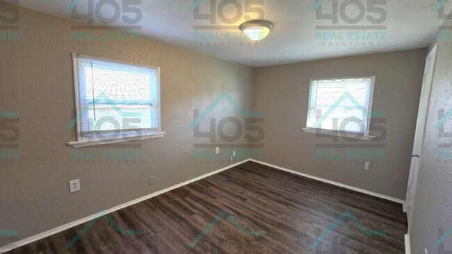 Building Photo - 3 Bedroom in MWC!