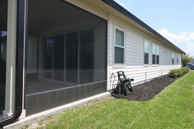 Building Photo - 1975 Amberly Dr