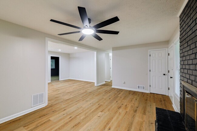 Building Photo - Newly Renovated East Side Home!