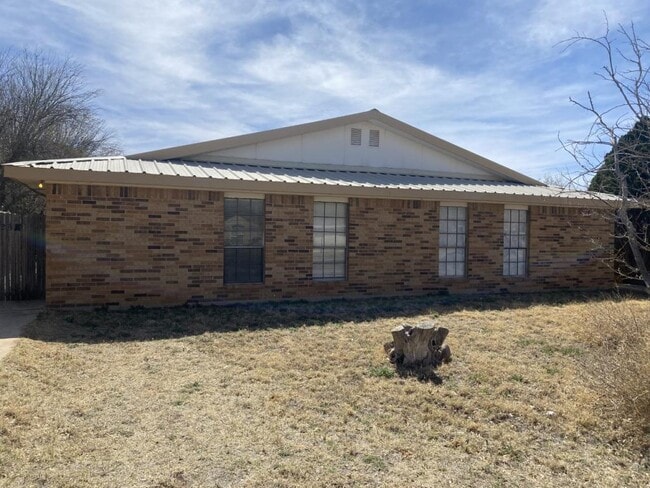 Building Photo - 425 W Spruce Ave