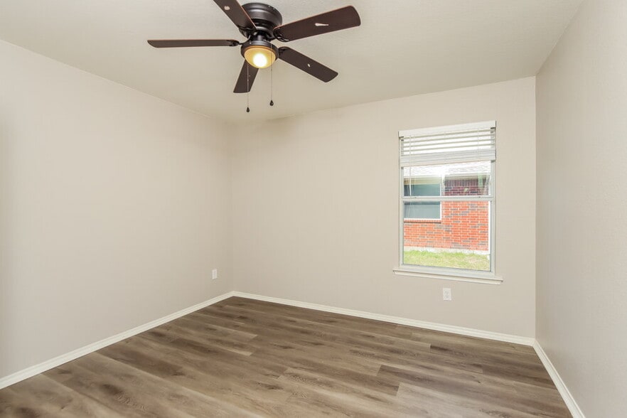 Building Photo - 2201 Woodberry Dr