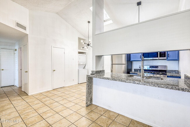 Building Photo - 630 White Cliffs Dr