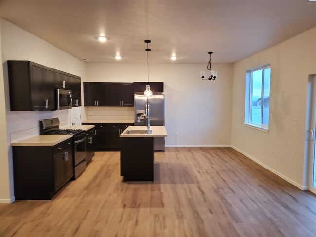 Building Photo - West Pasco Townhouse